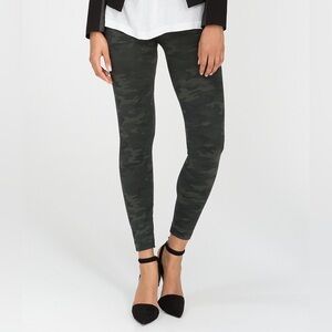 SPANX Green and Black camo Leggings with Form-Fitting Stretch Sz-L. T14